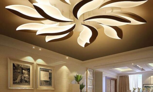 Ceiling decoration around light fixture